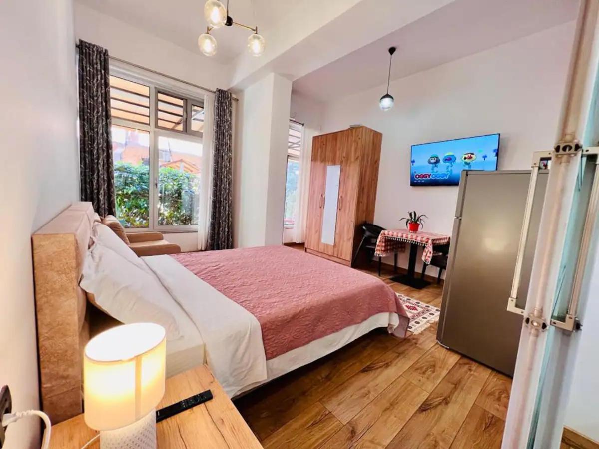 Comfy Studio In City Center Тирана Екстер'єр фото