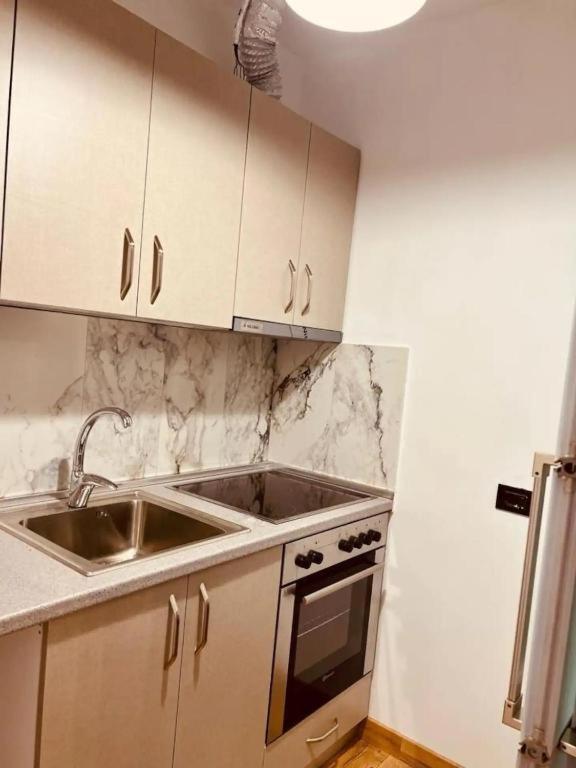 Comfy Studio In City Center Тирана Екстер'єр фото